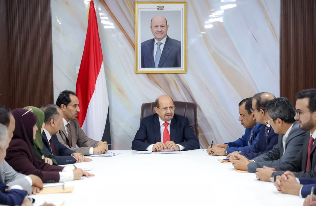 الزنداني يقود عمل الحكومة من عدن في ظل التصعيد الحوثي ويؤكد: مؤسسات الدولة مستمرة في أداء مسؤولياتها
